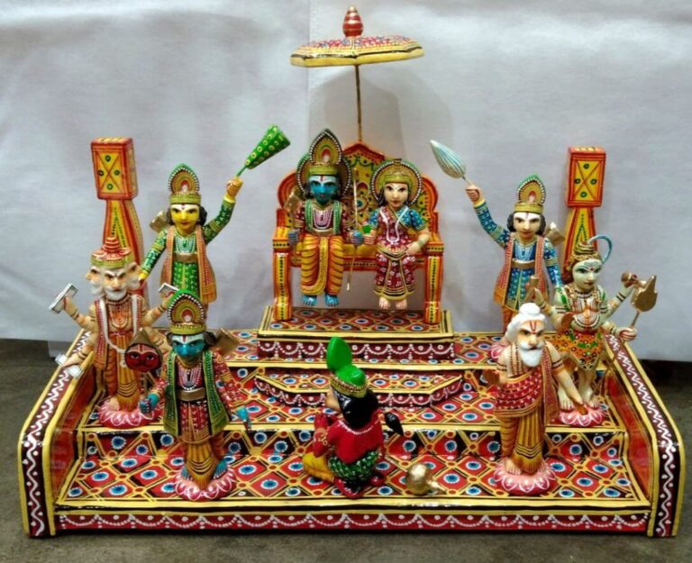 लकड़ी पर उकेरी राम दरबार की नयनाभिराम छवि