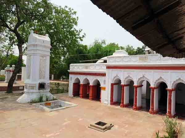 अब बिठूर के महर्षि वाल्मीकि आश्रम व रसिक बिहारी मंदिर का संरक्षण